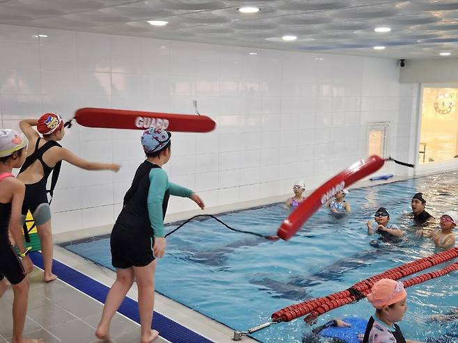 경기 시흥 계수초등학교 학생들이 생존수영을 배우고 있다. 간우연 교사 제공