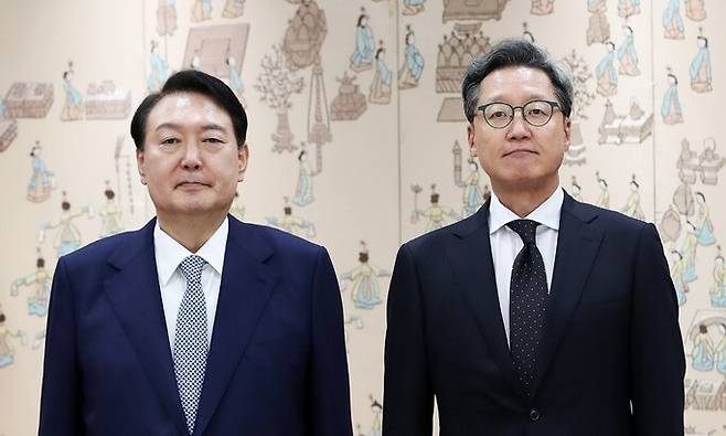 정재호(오른쪽) 주중 한국대사가 2022년 7월15일 서울 용산 대통령실에서 윤석열 대통령으로부터 신임장을 받은 뒤 기념사진을 찍고 있다. 대통령실사진기자단