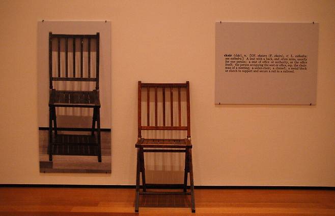 조지프 코수스 작가의 <하나이면서 세 개인 의자>. 가운데 실물 의자와 왼쪽에 그 의자를 찍은 사진, 오른쪽에 ‘의자’라는 단어를 정의한 판을 나란히 전시해놓았다. 위키미디어 제공