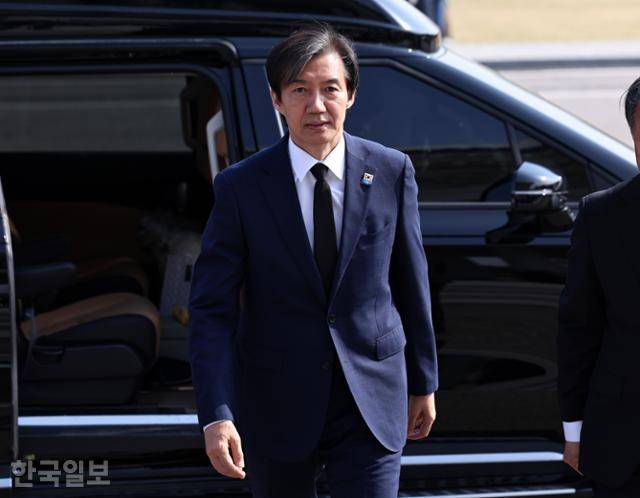 조국 조국혁신당 대표가 12일 22대 총선 당선자들과 함께 현충탑 참배를 위해 서울 동작구 국립서울현충원에 들어서고 있다. 고영권 기자