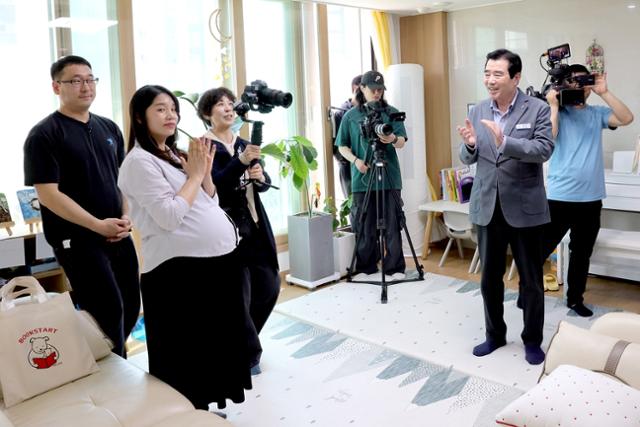 13일 김요한(왼쪽부터) 장미나씨 부부를 찾은 김동일 보령시장이 세쌍둥이의 출산을 미리 축하하고 있다. 보령시 제공 연합뉴스