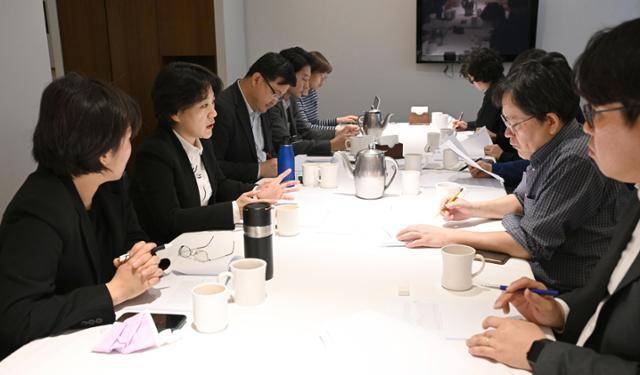 한국일보 뉴스이용자위원들이 12일 서울 중구 컨퍼런스하우스달개비에서 회의를 열고 한국일보 총선 보도를 평가하고 있다. 최주연 기자