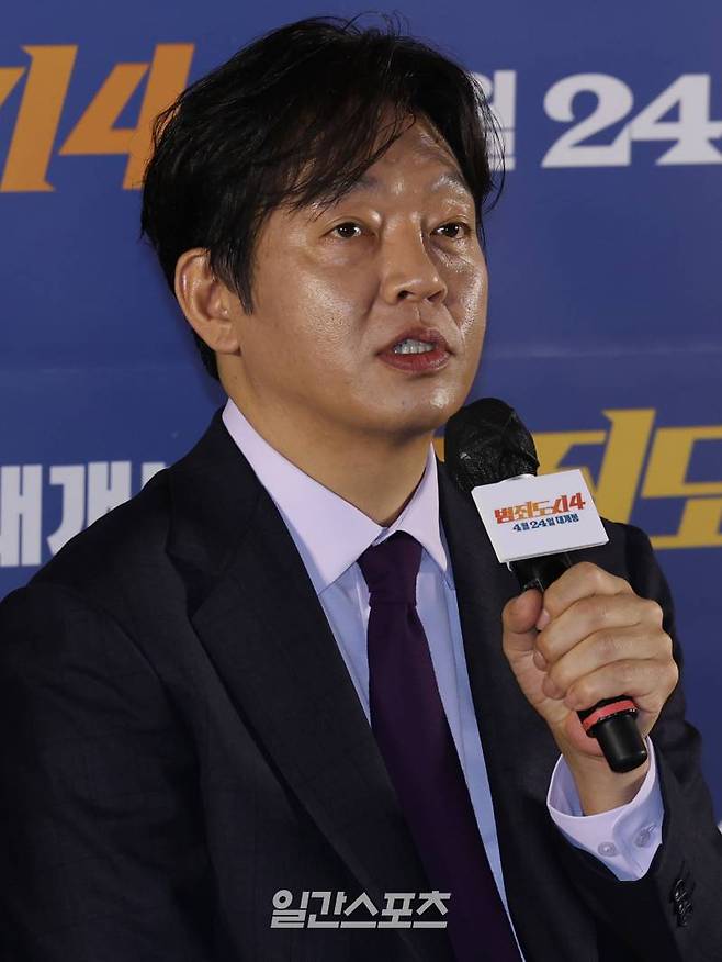 배우 박지환이 15일 오후 서울 강남구 메가박스 코엑스에서 열린 영화 '범죄도시4' 언론배급시사회 및 기자간담회에 참석해 인사말을 하고 있다. '범죄도시4'는 형사 마석도가 대규모 온라인 불법 도박 조직을 움직이는 특수부대 용병 출신 백창기와 IT 기업 천재 CEO 장동철을 소탕하기 위해 나서면서 벌어지는 이야기를 그린다. 오는 24일 개봉. 서병수 기자 qudtn@edaily.co.kr /2024.04.15/