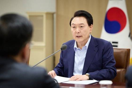 윤석열 대통령이 14일 서울 용산 대통령실 청사에서 열린 긴급 경제·안보 회의에서 발언하고 있다. 대통령실