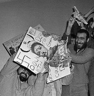 1979년 이슬람 혁명 때 파라 디바 왕후의 사진 포스터를 찢고 있는 이란 군중들. 사진 위키피디아