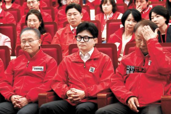 한동훈 전 국민의힘 비상대책위원장(가운데)과 윤재옥 원내대표(왼쪽) 등 지도부가 10일 오후 여의도 국회도서관에 마련된 국민의힘 개표상황실에서 총선 개표방송 출구조사 결과를 시청하면서 씁쓸한 표정을 짓고 있다. 김성룡 기자