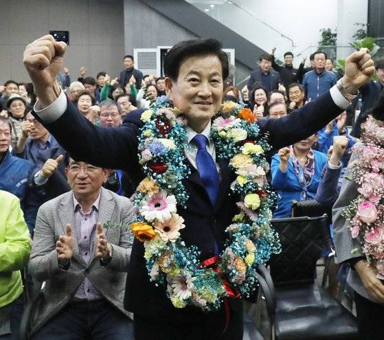 더불어민주당 정동영 전주병 후보가 지난 10일 전북자치도 전주시 선거사무소에서 당선이 확실시되자 환호하고 있다. 뉴스1