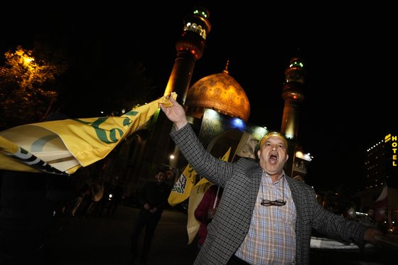 이란 시위대가 테헤란 펠레스틴(팔레스타인) 광장에서 열린 반이스라엘 집회에 참석해 구호를 외치고 있다. AP =연합뉴스