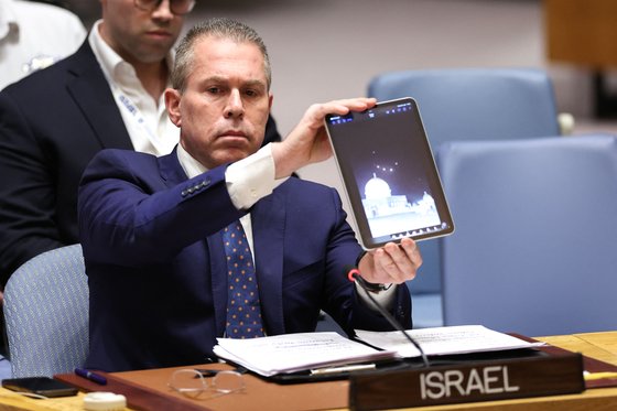 길라드 에르단 유엔 주재 이스라엘 대사가 14일(현지시간) 미국 뉴욕 유엔본부에서 열린 안전보장이사회(안보리) 긴급회의에서 태블릿 PC로 이란의 미사일 공격 화면을 보여주고 있다. AFP=연합뉴스