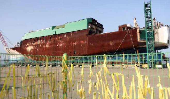 Yellow memorial ribbons are tied to the iron pier of Mokpo New Port in Dal-dong, Mokpo-si, South Jeolla Province, where the hull of the Sewol ferry is preserved, on April 13, 2018, three days before the ninth anniversary of the Sewol ferry disaster. Yonhap News Agency