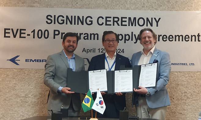 Embraer EVP Roberto Chaves (left), KAI CEO Kang Goo-young (center), and Eve CEO Johann Bordais (right) pose for a photo after signing eVTOL parts supply agreement at Embraer’s headquarters in Brazil, Friday. (Korea Aerospace Industries)