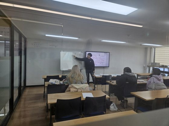 A volunteer at the Gender Ministry's support center for the out-of-school population gives a lecture on Korean history in March. [JOONGANG PHOTO]