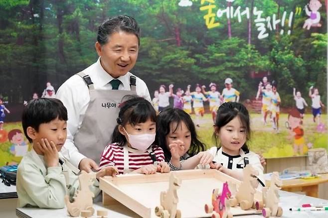15일 대전 대흥초에서 늘봄학교 교사로 참여해 어린이들과 자작나무 공룡자동차를 만든 남성현 산림청장. 산림청 