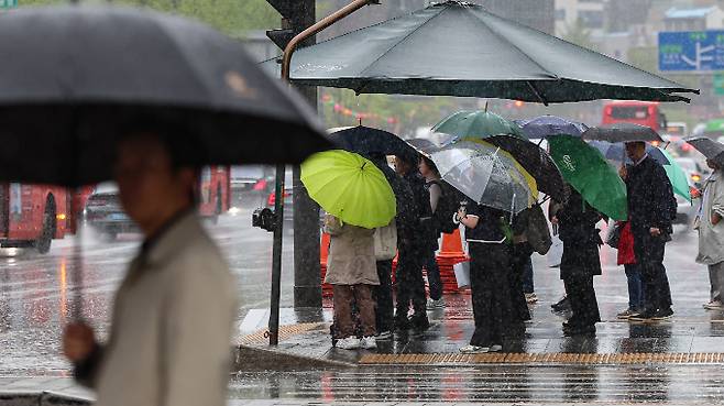 봄비가 대부분 그치는 오는 16일 오전 맑은 날씨가 예정되지만 황사의 영향으로 낮 동안 미세먼지가 매우 나쁨까지 치솟을 예정이다. 사진은 15일 오전 서울 광화문광장에서 시민들이 우산을 쓰고 발걸음을 옮기는 모습. /사진=뉴스1