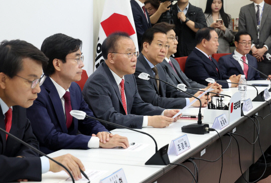 윤재옥 국민의힘 원내대표 겸 당대표 권한대행이 15일 오전 서울 여의도 국회에서 열린 4선 이상 국회의원 당선인 간담회에서 발언을 하고 있다. 뉴시스(공동취재)