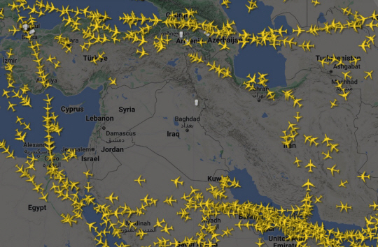 13일(현지시간) 오후 이란이 이스라엘을 공격한 이후 이스라엘, 요르단, 레바논, 시리아, 이라크, 이란 등 중동국가들 영공을 지나는 여객기가 사라진 모습. 플라이트레이더24 캡처.