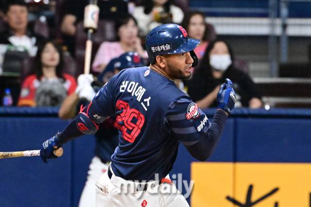 2024년 4월 13일 오후 서울 고척스카이돔에서 진행된 '2024 신한 SOL 뱅크 KBO 리그' 롯데-키움의 경기. 롯데 레이예스가 7회초 안타를 때리고 있다./고척=곽경훈 기자 kphoto@mydaily.co.kr