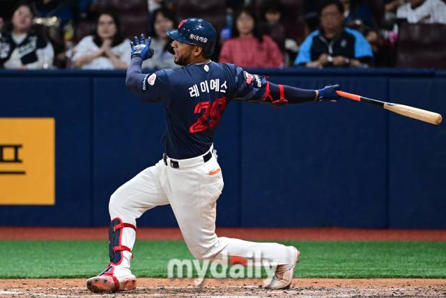 2024년 4월 12일 오후 서울고척스카이돔에서 '2024 신한 SOL Bank KBO리그' 롯데 자이언츠와 키움 히어로즈의 경기가 열렸다. 롯데 레이예스가 타격하고 있다./고척=곽경훈 기자 kphoto@mydaily.co.kr