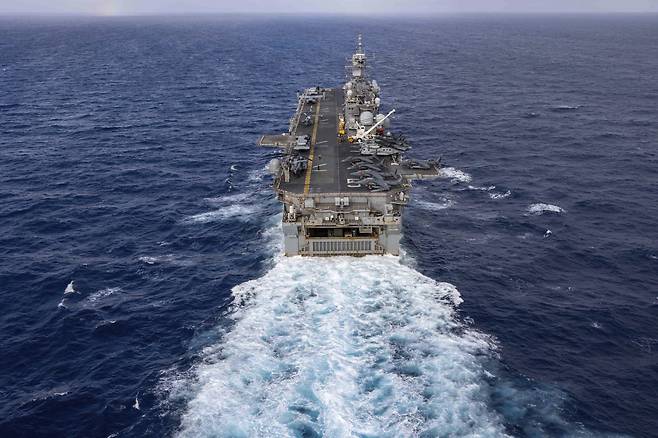 미군 수륙양용 공격함 USS 바탄이 호르무즈 해협 인근을 항해하고 있다.[AP]