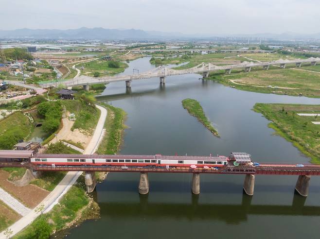 호남평야의 젖줄 만경강과 폐선을 활용한 비비정예술열차