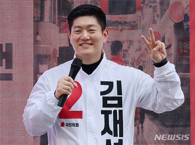 [서울=뉴시스] 이영환 기자 = 제22대 국회의원선거 국민의힘 서울 도봉구갑 김재섭 후보가 1일 오후 서울 도봉구 창동고등학교 인근 주택가에서 유세를 하며 손가락으로 기호 2번을 표시하고 있다. 2024.04.01. 20hwan@newsis.com