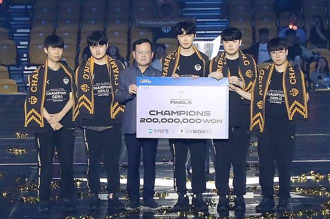 14일 서울 올림픽공원 KSPO 돔에서 열린 '2024 LCK 스프링 스플릿' 결승전에서 우리은행 조병규 은행장(왼쪽 세 번째)이 우승팀 젠지에 시상을 하고 함께 기념사진을 촬영하고 있다. (사진=우리은행 제공) *재판매 및 DB 금지