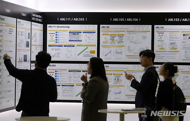 [서울=뉴시스] 고승민 기자 = 지난해 5월10일 서울 코엑스에서 열린 바이오코리아 2023에서 참가자들이 부스에서 대화를 하고 있는 모습. 2023.05.10. kkssmm99@newsis.com