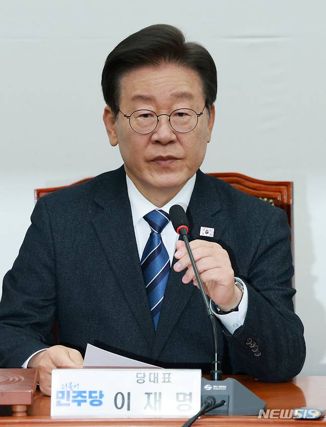 [서울=뉴시스] 고범준 기자 = 이재명 더불어민주당 대표가 15일 오전 서울 여의도 국회에서 열린 최고위원회의에서 발언하고 있다. 2024.04.15. bjko@newsis.com