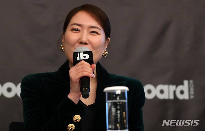 [서울=뉴시스] 김혜진 기자 = 김유나 빌보드 코리아 발행인이 15일 오후 서울 강남구 조선팰리스 강남에서 열린 방한 기자회견에서 인사말을 하고 있다. 2024.04.15. jini@newsis.com