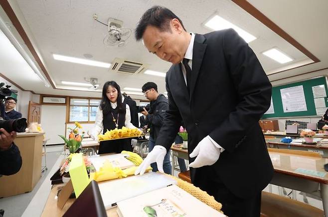 [수원=뉴시스] 임태희 경기도교육감이 세월호 참사 10주기를 하루 앞둔 15일 안산시 단원구에 위치한 도교육청 직속기관인 '4.16민주시민교육원'을 찾아 희생자들을 추모하고 있다. (사진=경기도교육청 제공) 2024.04.15. photo@newsis.com *재판매 및 DB 금지