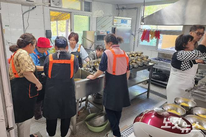 이번 봉사활동에는 북한이탈주민공동체 주찬양교회가 함께 동참해 장애인과 직원, 봉사자를 위해 식사 등을 제공했다. 유상원 아나운서