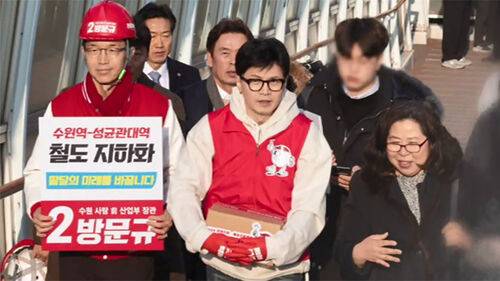 ▲한동훈 국민의힘 비상대책위원장이 31일 오후 수원시 장안구 천천동 보도육교 위에서 지역주민과 현장을 둘러보며 철도 지하화 등과 관련한 애로사항을 청취하고 있다 ⓒ연합뉴스