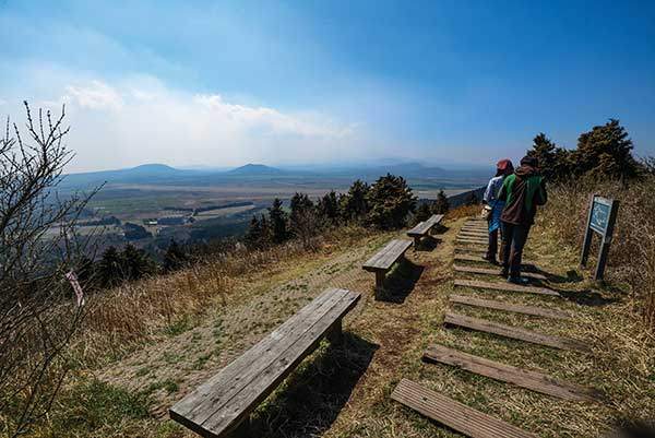 몇 개의 벤치가 있는 큰사슴이오름 정상. 멋들어진 제주 풍광을 조망할 수 있다.