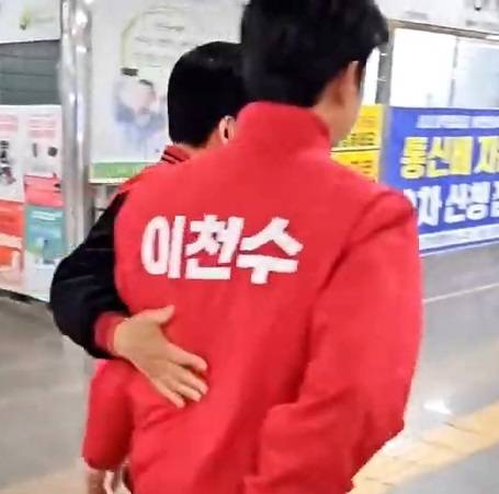 제22대 국회의원 총선거 인천 계양을에서 낙선한 원희룡 국민의힘 후보가 지난 12일 낙선 인사에 함께한 이천수의 등을 두드리며 고마워하고 있다. 유튜브 채널 ‘원희룡TV’ 영상 캡처