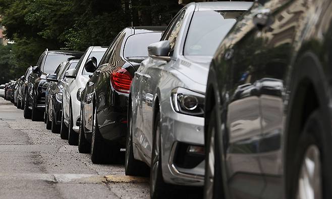 서울 시내 아파트주차장에 차량들이 세워져 있다. 연합뉴스