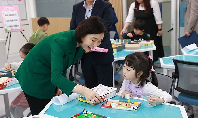 오영주 중소벤처기업부 장관이 15일 충남 공주 석송초등학교에 늘봄학교 일일교사로 방문해 청소년 비즈쿨 프로그램을 활용해 수업을 진행하고 있다. 중기부 제공