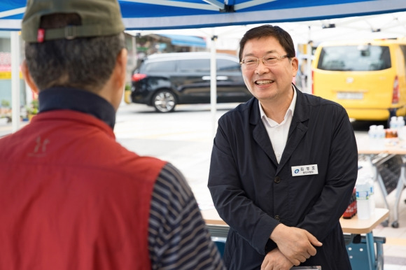 ‘소통과 발전’을 구정 철학으로 내건 김경호 서울 광진구청장이 주민과 소통하고 있는 모습. 광진구 제공