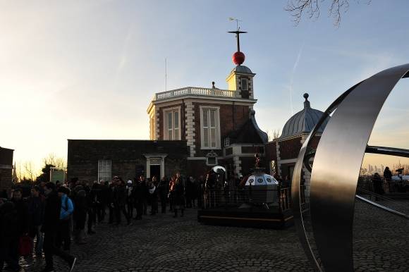 그리니치 천문대 관광객들이 날짜 경계선을 밟기 위해 줄을 서서 기다리고 있다.  이승원 작가 제공