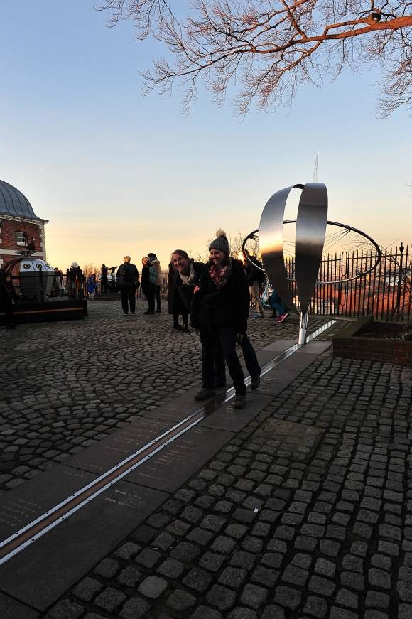 그리니치 천문대를 찾은 사람들이 본초자오선 경계에서 인증 샷을 찍고 있다. 이승원 작가 제공