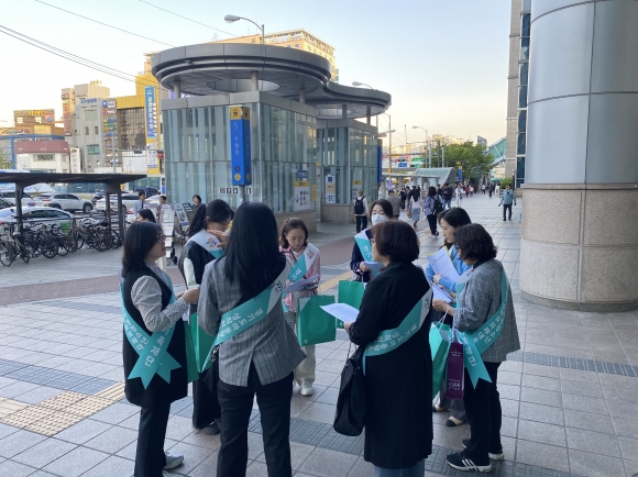 경기도아동청소년성착취대응센터가 12일 아동청소년 성착취 예방을 위해 수원 로데오 거리에서 찾아가는 거리 상담을 진행하고 있다(경기도 제공)