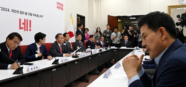 15일 오전 국회 국민의힘 원내대표실에서 열린 4선 이상 총선 당선인 간담회에서 김태호(오른쪽)당선인이 윤재옥(왼쪽 세번째)원내대표의 모두발언을 굳은표정을 듣고 있다. 왼쪽부터 윤상현 의원, 조경태 의원, 윤재옥 원내대표, 권영세 의원, 권성동 의원, 한기호 의원, 이종배 의원 박대출 의원. 권욱 기자 2024.04.15