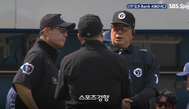 지난 14일 대구 삼성-NC전에서 ABS가 스트라이크로 판정한 공을 볼로 선언한 뒤 항의를 받자 심판들이 모여 논의하고 있다. SBS스포츠 중계화면 캡처