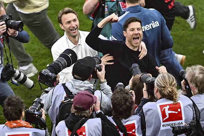 ▲ 레버쿠젠은 15일(한국시간) 독일 레버쿠젠 바이아레나에서 열린 2023-24 독일 분데스리가 29라운드에서 베르더 브레멘에 5-0 대승을 거두고 우승 축포를 터뜨렸다. 29경기에서 25승 4무 승점 79점으로 63점인 바이에른 뮌헨을 따돌리고 5경기를 남겨두고 조기 우승을 확정지었다.ⓒ연합뉴스/AP