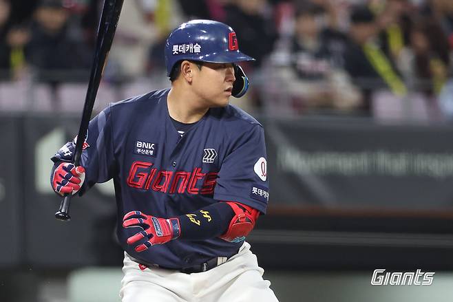 롯데 자이언츠 포수 유강남이 4월 15일 1군 엔트리에서 말소돼 2군으로 이동한다. 유강남은 지난 3월 23일 정규시즌 개막 후 17경기에서 타율 0.122, 41타수 5안타 2타점으로 최악의 슬럼프를 겪고 있다. 롯데는 유강남 외에도 우완 박진형, 내야수 정대선 등 3명을 1군 엔트리에서 말소했다. 베테랑 사이드암 신정락과 우완 파이어볼러 최이준, 2000년생 유망주 포수 서동욱이 2군에서 콜업됐다. 사진 롯데 자이언츠