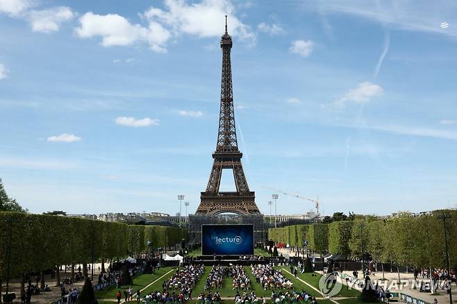 프랑스 파리 에펠탑 앞에서 열린 대회 개막 D-100 행사 전경.  [로이터=연합뉴스]