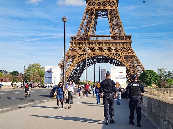(파리=연합뉴스) 송진원 특파원 = 12일(현지시간) 프랑스 파리 에펠탑 인근을 경찰들이 순찰하고 있다. san@yna.co.kr 2024.04.12.