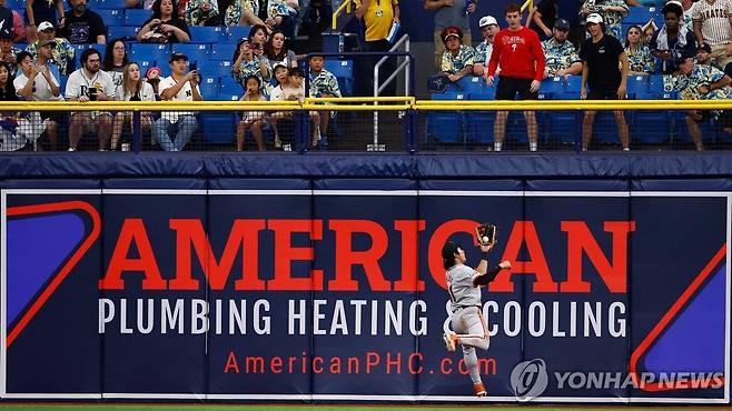 타구를 잡아내는 이정후 [게티이미지/AFP=연합뉴스]