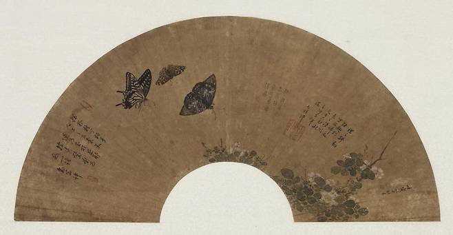 김홍도의 부채 그림 '나비' 나비 그림 옆에는 '장자 꿈속에 나비가 어찌하여 부채 위에 떠올랐느냐'는 글이 적혀 있다. [국립중앙박물관 제공. 재판매 및 DB 금지]