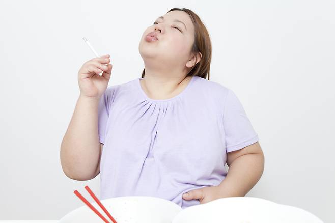 흡연을 시작하거나 평생 흡연을 하면 복부 지방, 특히 내장 지방이 증가할 수 있는 것으로 나타났다. [사진= 게티이미지뱅크]