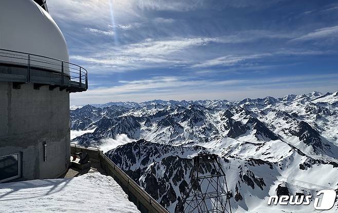 피크 뒤 미디 천문대와 그 앞에 펼쳐진 피레네 산맥ⓒ News1 윤슬빈 기자